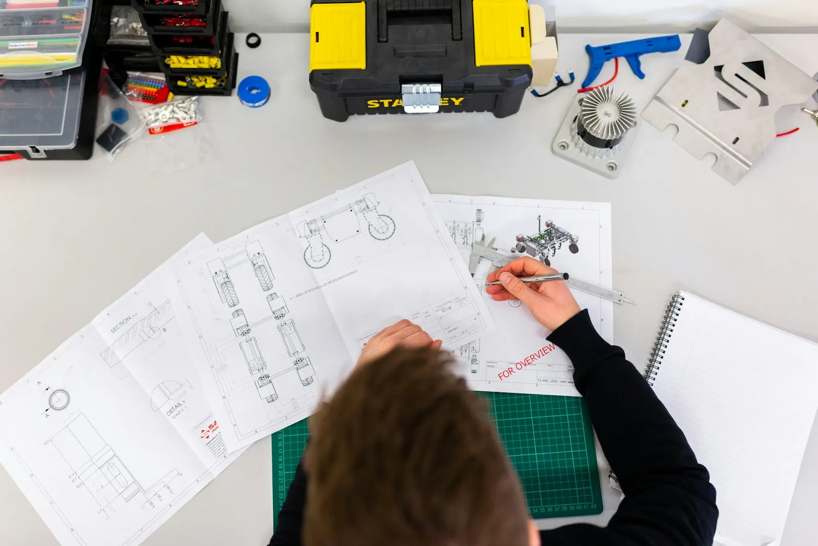 Ingenieros revisando planos sobre una mesa de trabajo