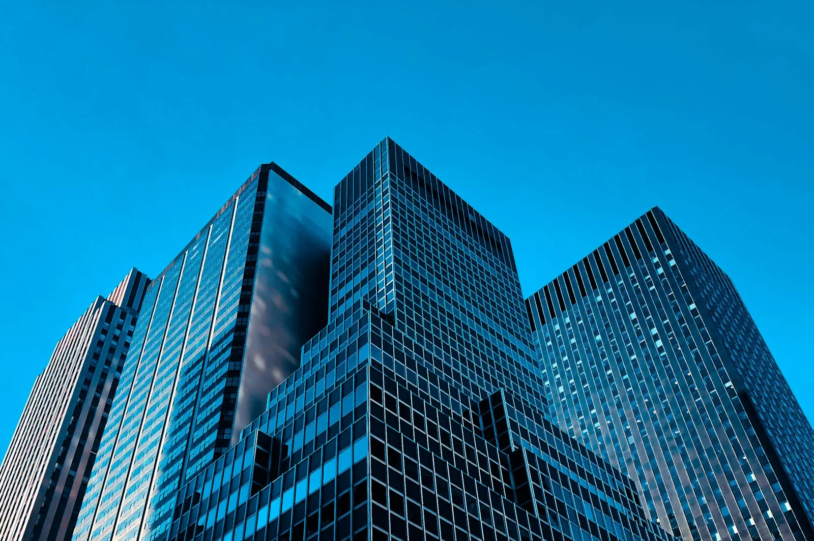 Torre de oficinas de vidrio vista desde la calle
