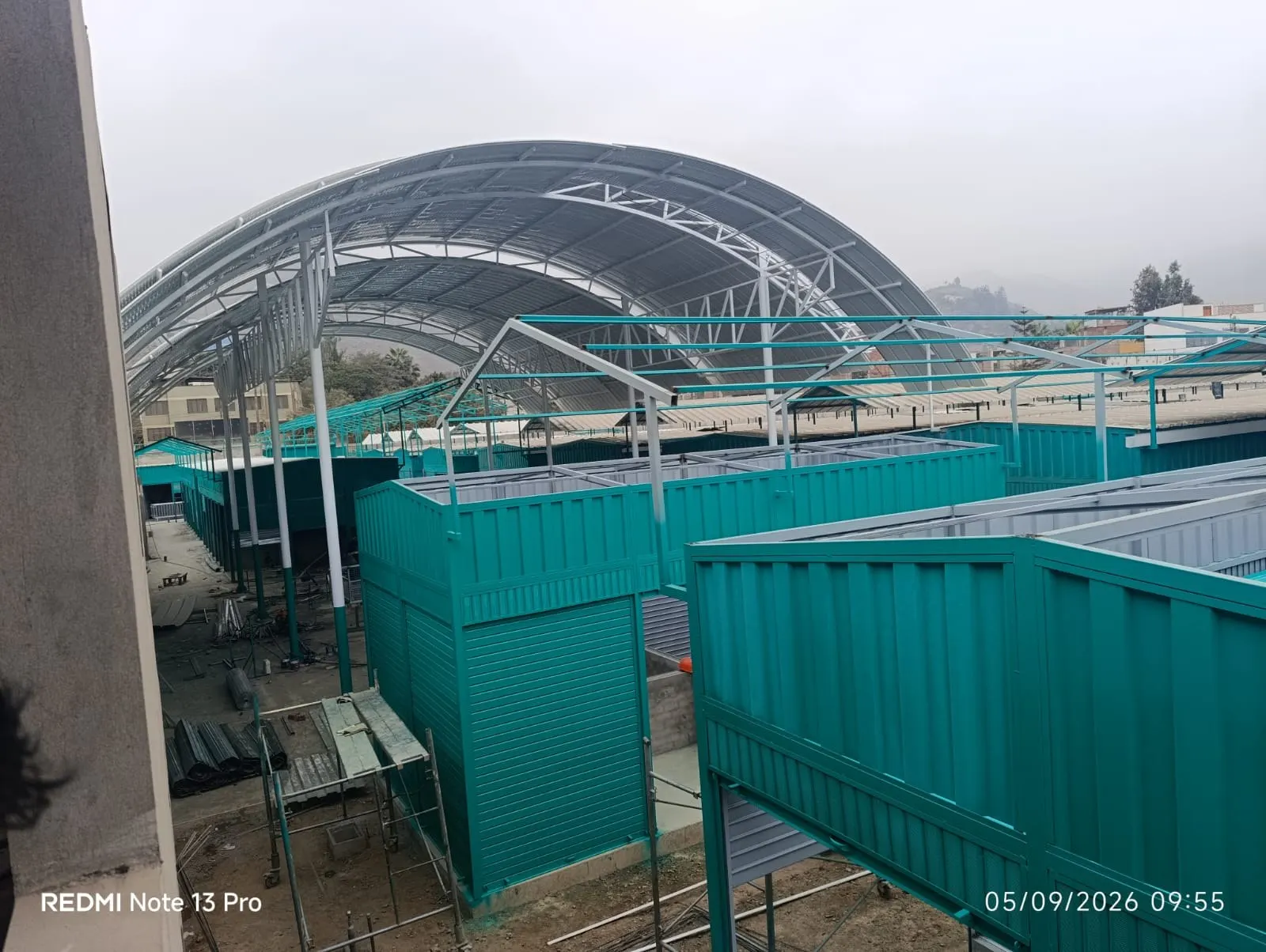 Nave del centro comercial con cubierta curva y módulos de estructura metálica en construcción