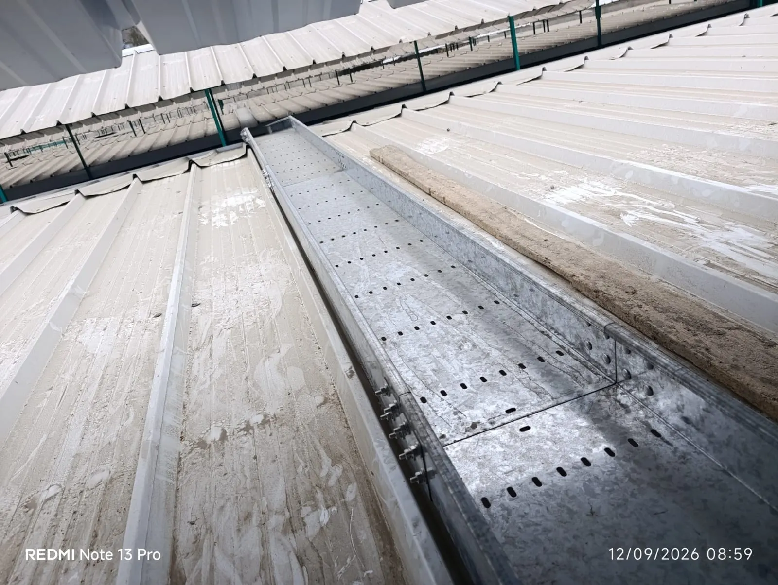 Bandeja portacables metálica instalada bajo la cubierta