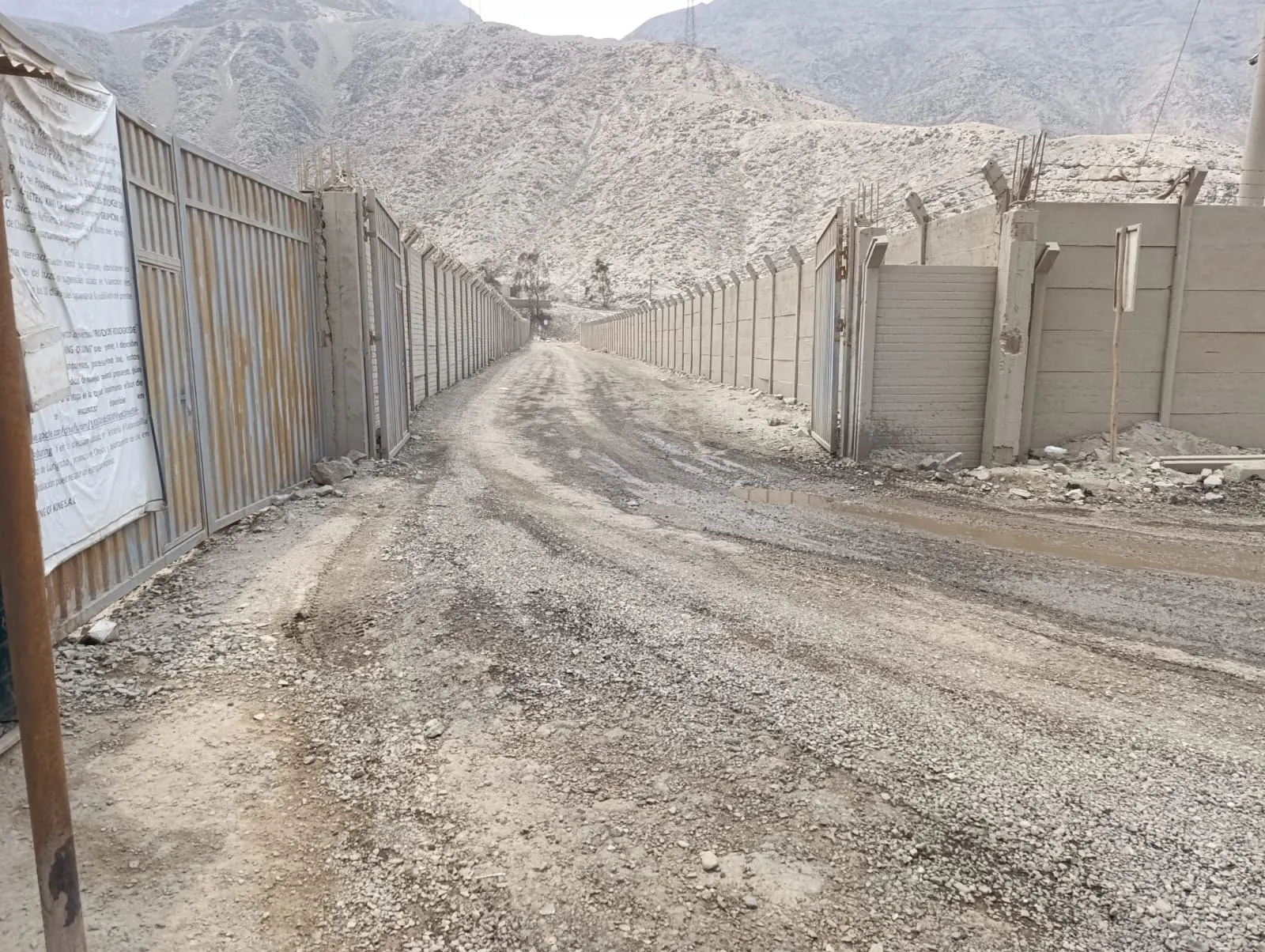 Muro perimetral y camino interno de la cantera