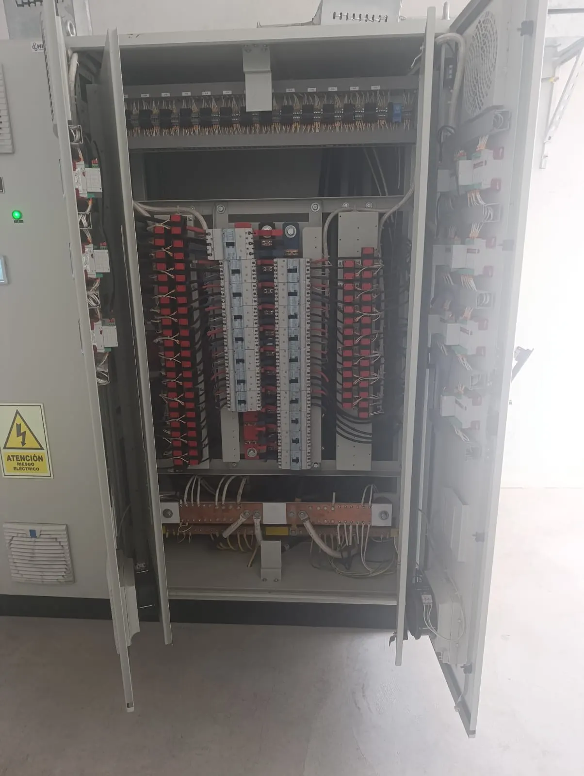 Tablero eléctrico de distribución abierto durante el levantamiento