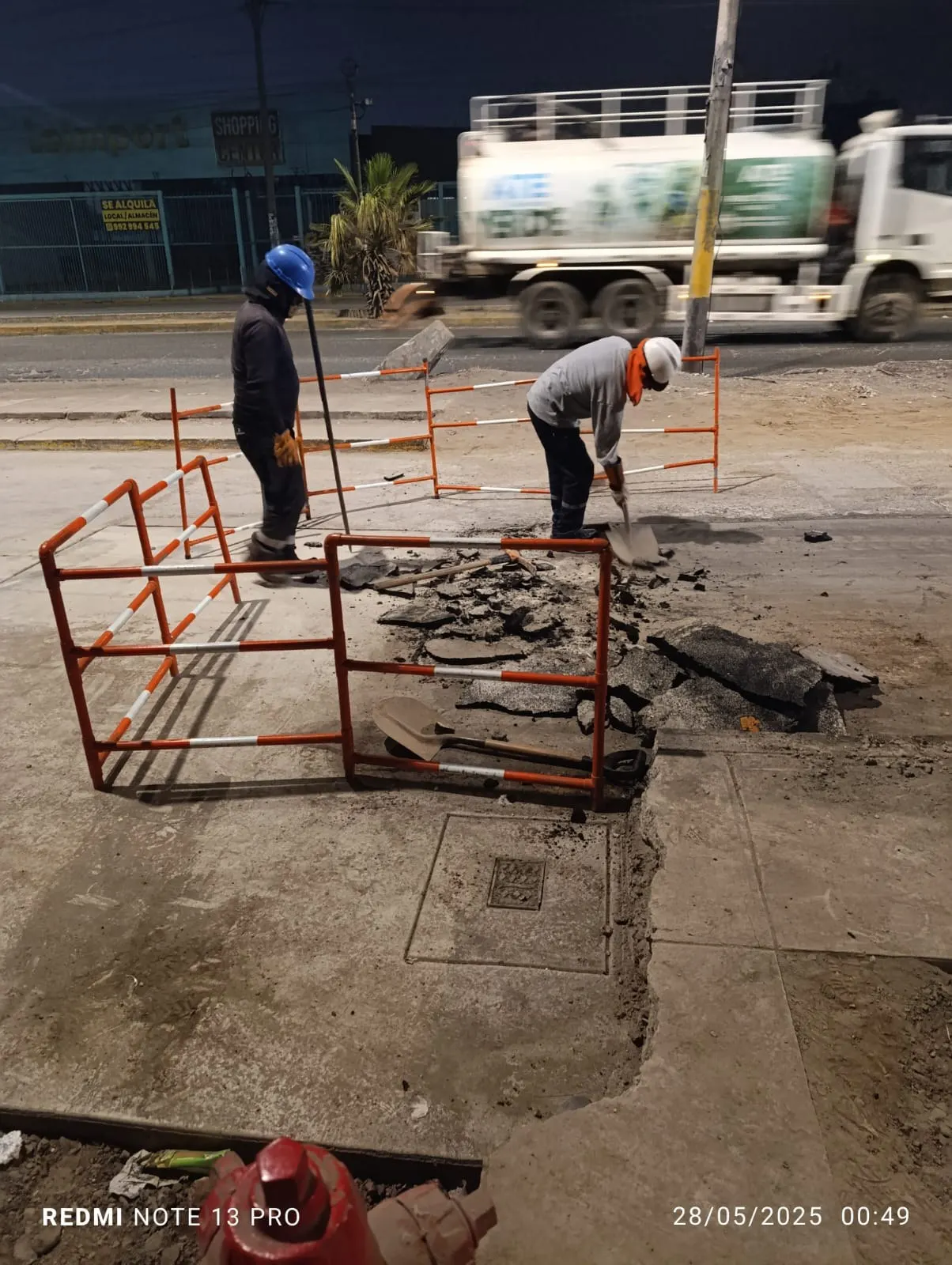 Cuadrilla excavando la zanja de madrugada para acceder al tramo de cable dañado
