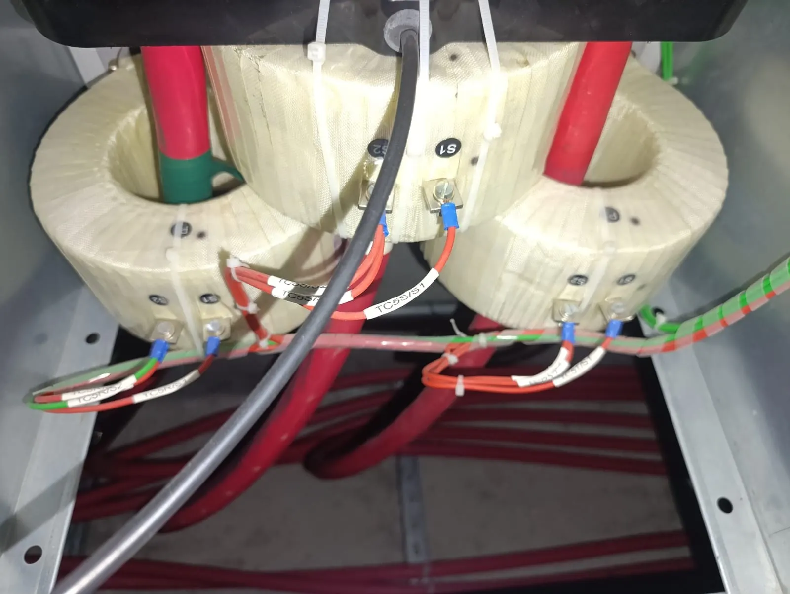 Transformadores de corriente y cables de media tensión en la celda intervenida