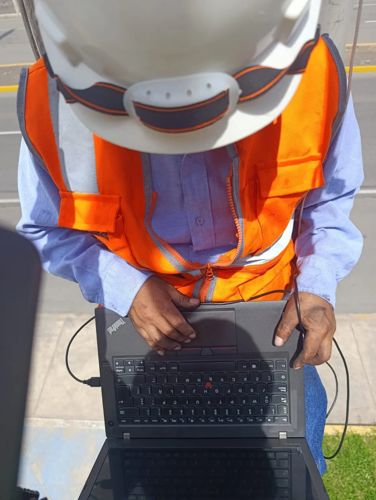 Registro de pruebas en la laptop durante la verificación